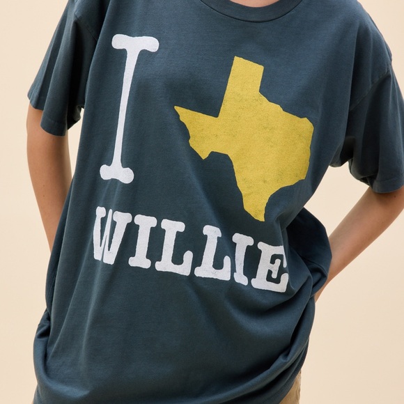 Daydreamer Willie Nelson Tee - Picture 2 of 4
